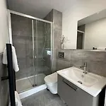 Luxury Apartment *